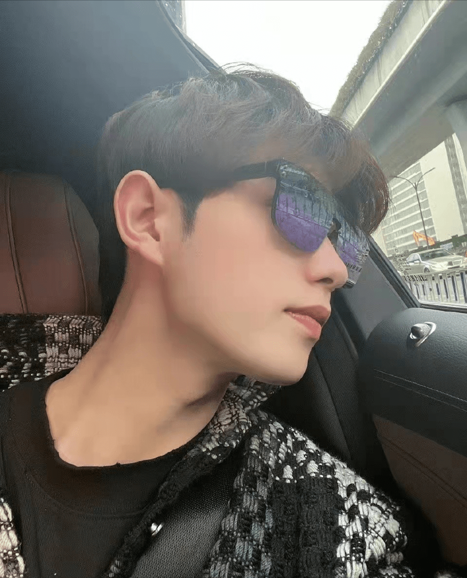 但其实童锦程并不是富二代,在来到虎牙直播之前的