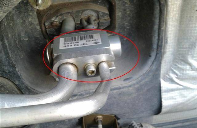 感觉不到凉意,去到修理厂更换了空调滤芯,清洗了冷凝器,空调压力也