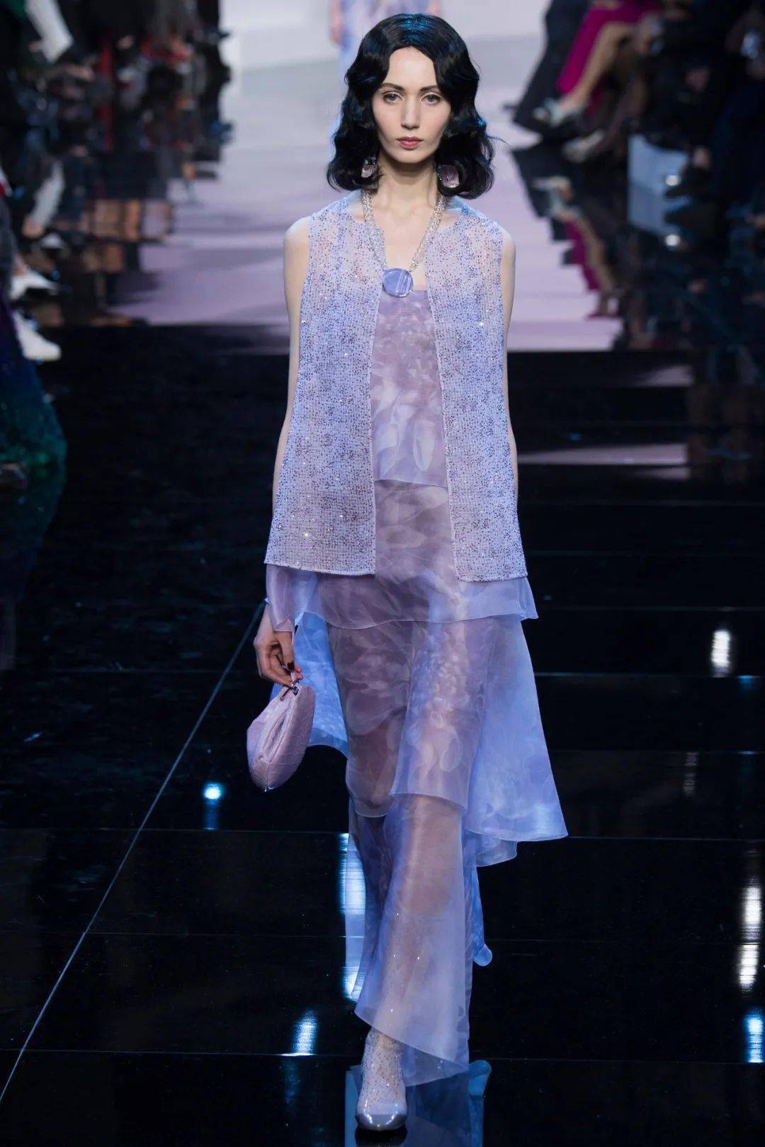 自然环境Pantone发布了2022年度流行色——长春花蓝