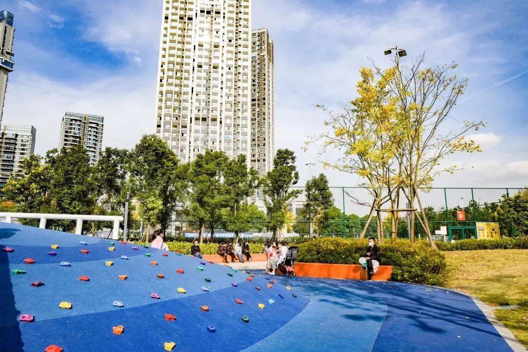 值得一提的是,除了增加开敞空间,兴城足球公园"园如其名",配有足球场