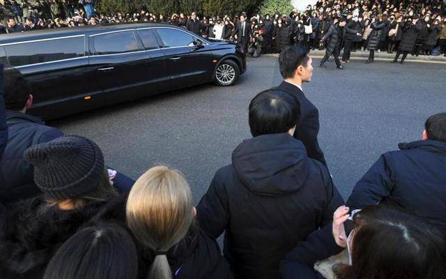 shinee钟铉出殡队友悲伤合体捧牌位抬棺