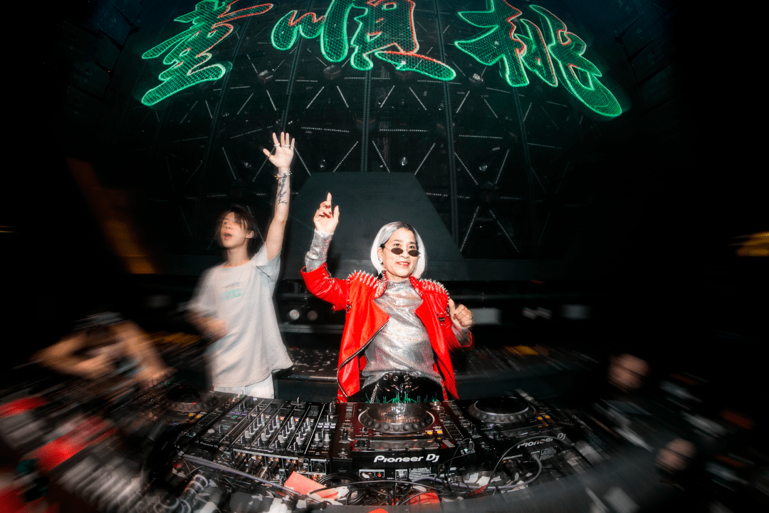 众所周知,董顺桃是长沙知名dj,白天把臭豆腐炸得喷香,晚上把场子炸得