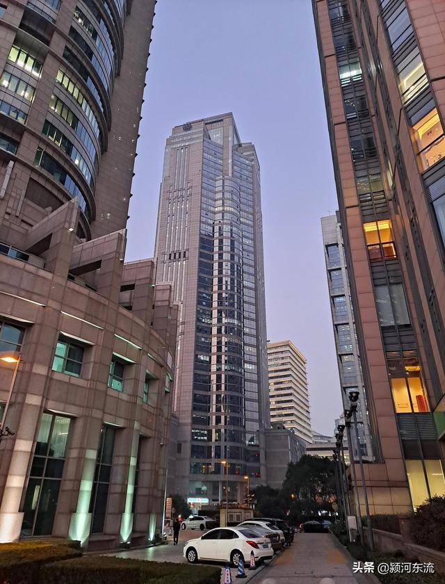 上海陆家嘴金融中心写字楼里的保安到底能拿多少工资