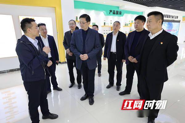 周越(前排中)一行到涟源市调研外贸工作,涟源市委书记刘杰(右三)参加