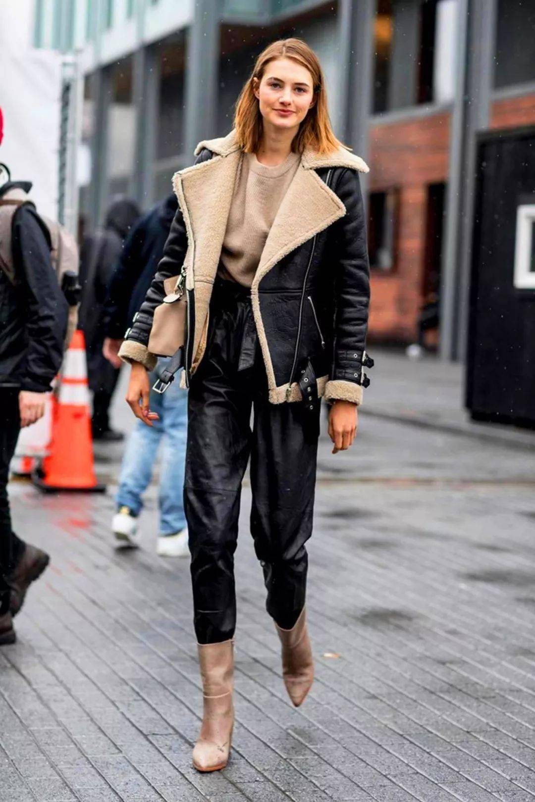 灯芯绒 今年冬天“短外套+裤子”最流行，显高显瘦巨时髦！