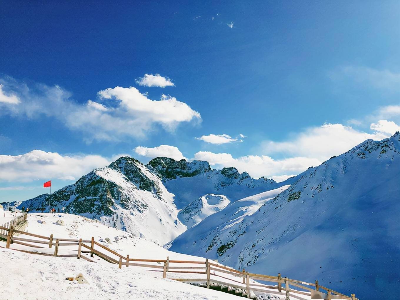 达古冰川中国机长最精彩的雪山镜头银白而纯净壮美异常