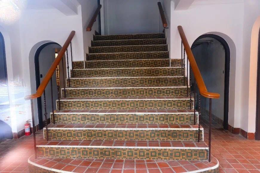 布展,这个典型的西班牙式风格的建筑,特色部位的马赛克楼梯,红缸砖