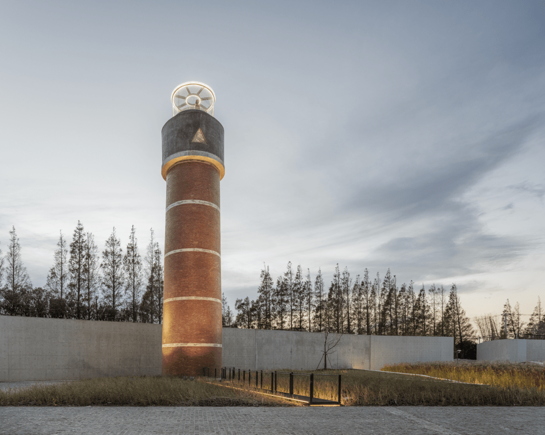 夕阳中发着光的水塔点亮了城市中每一个被忘却的废弃空间