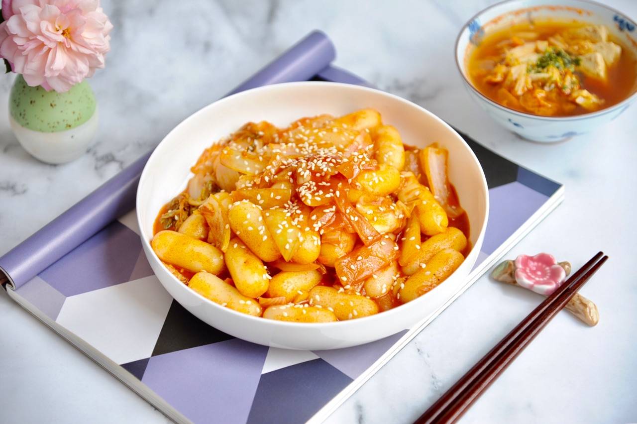 辣白菜搭配年糕简单一炒味道很好在家也能吃到韩式料理