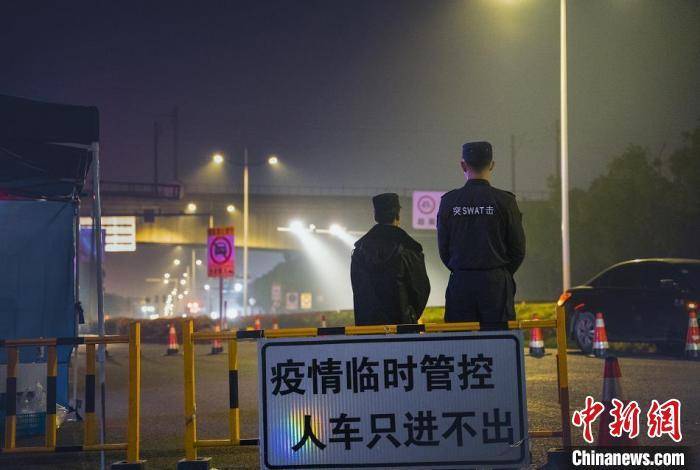 居民|隔离不隔爱 封控小区的内外“双向奔赴”