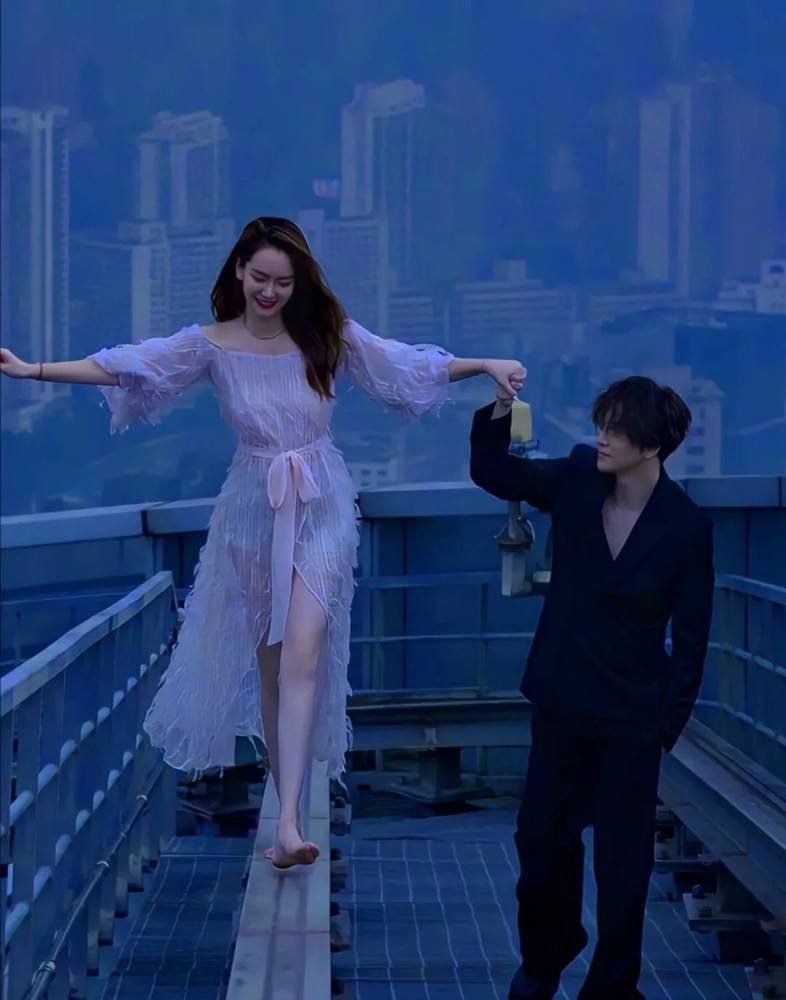 薛之谦和戚薇拍天外来物视频高清图片壁纸