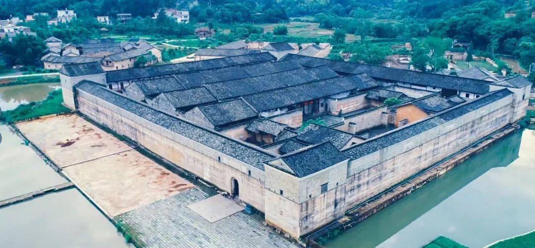 现有600余幢神奇的客家围屋,被称为"东方的古罗马",保存完好,较具代表