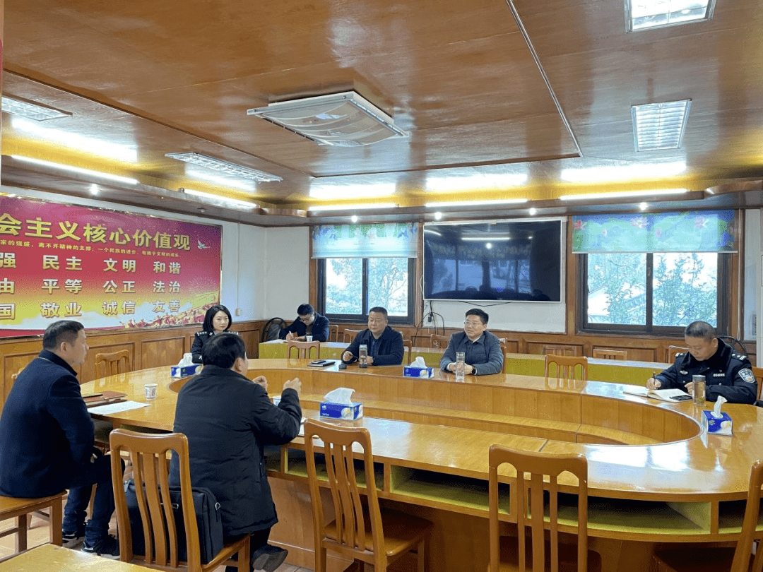 随后,闫昌武一行先后来到泥北村,蛟子村与村"两委"成员见面,了解村委