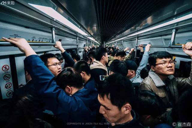 北漂族不易,上下班挤地铁比工作还艰辛_生活_影像_摄影