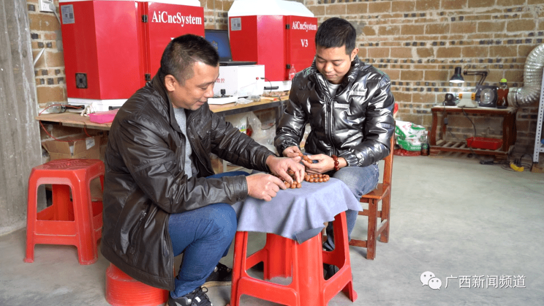 容县95后小伙靠这不起眼的"小玩意",年收入超千万_石头镇_工艺_梁天宇