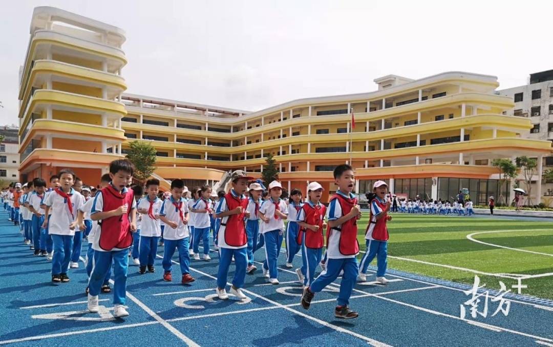 近几年来,汕尾市田家炳中学,第二小学,海丰职业学校等30多所学校在
