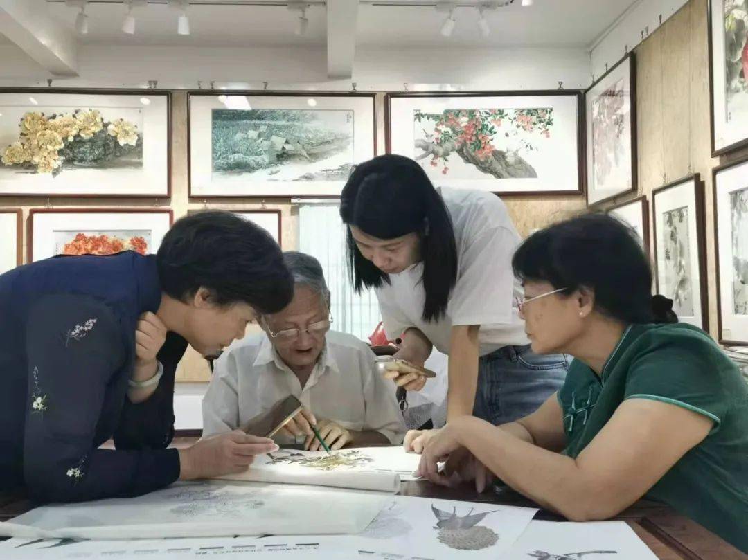 绣色著风尚丝针续雅意