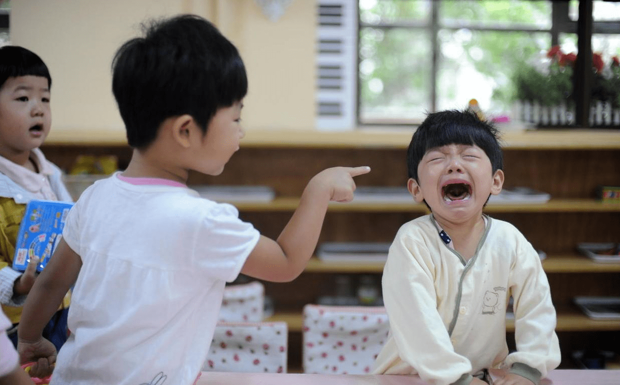 小孩|宝宝两年被幼儿园退学四次，有三类孩子，很容易被所有小朋友排斥