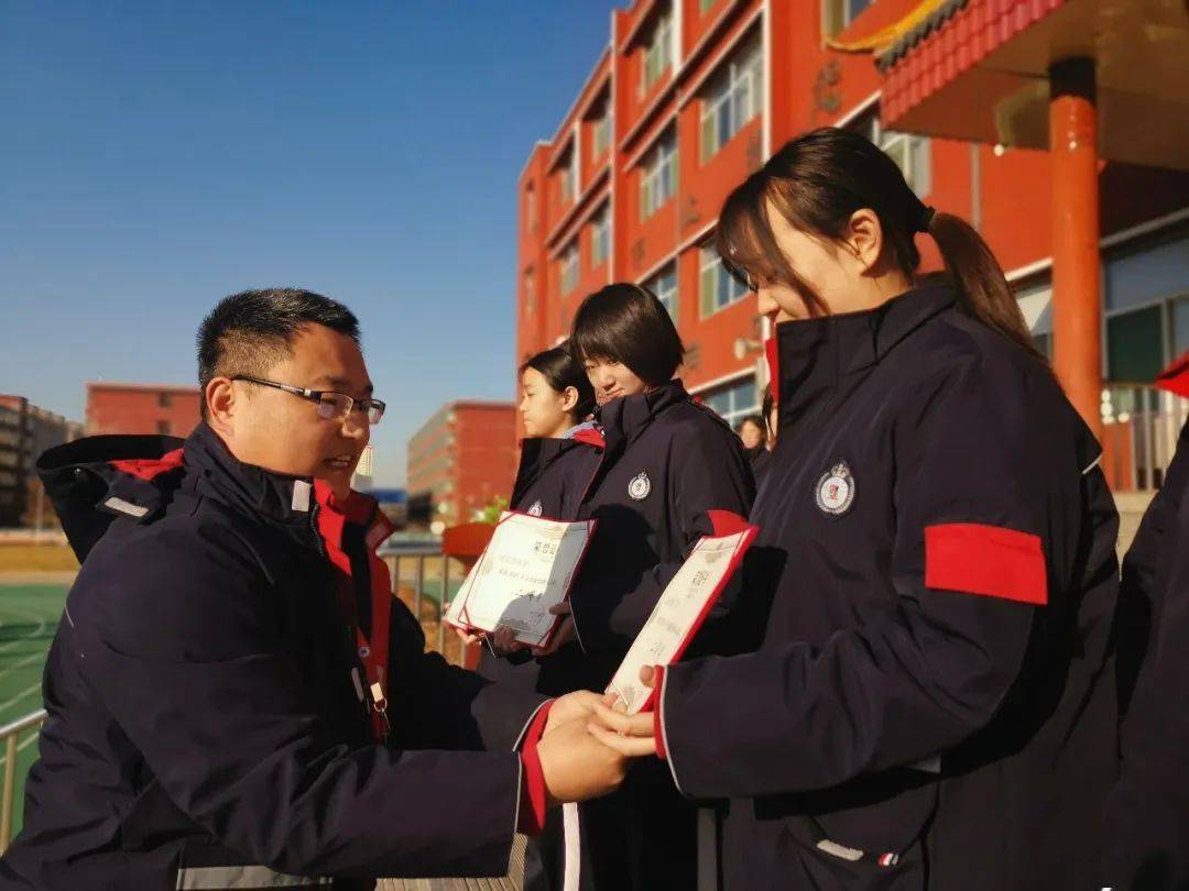 文校长为获奖学生颁奖张宏总校长和张谦兰督学为获奖学生颁奖陈启华