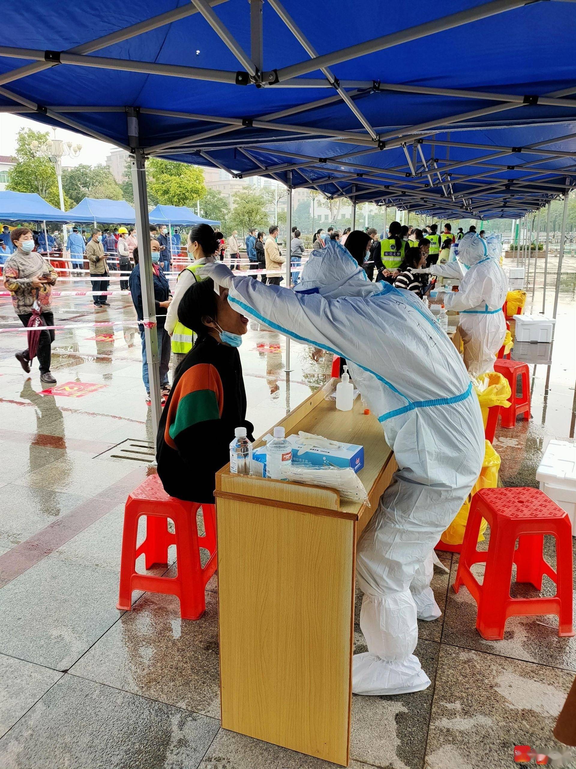 多图直击东莞多个镇街迅速响应开展全员核酸检测