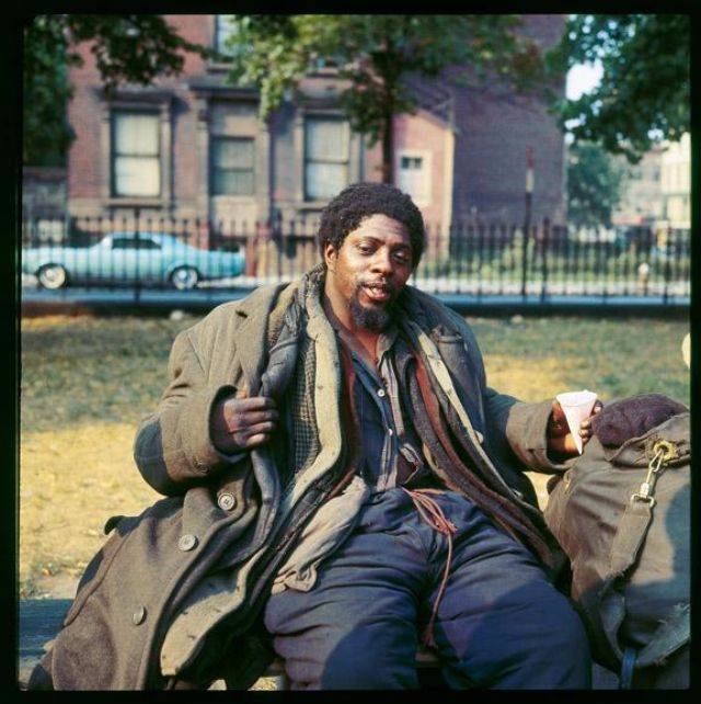 老照片70年代美国纽约的流浪汉不少是黑人