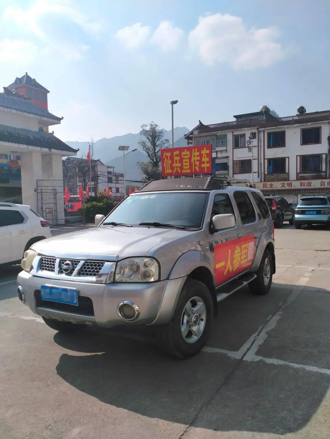 征兵宣传流动车除了应急广播大喇叭宣传,一辆张贴征兵宣传标语,装备