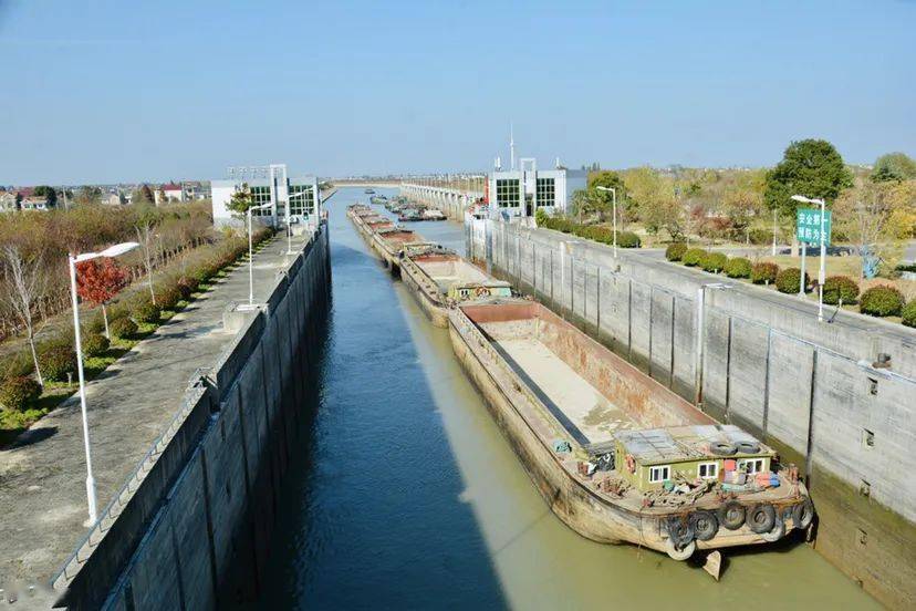 南京内河航线开启船队运输时代