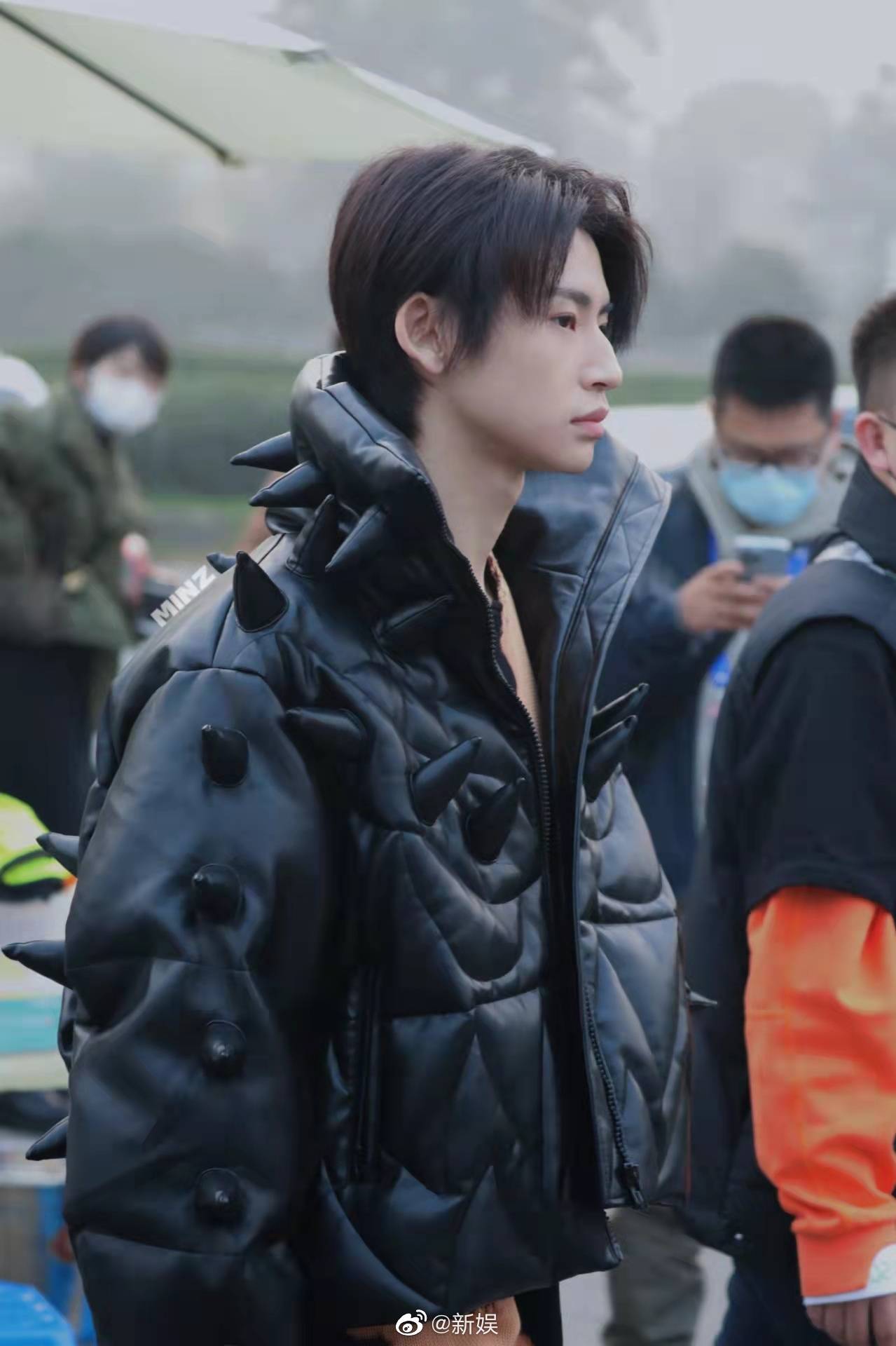 小鬼王琳凯1212上班图黄黑拼接毛衣黑色羽绒服