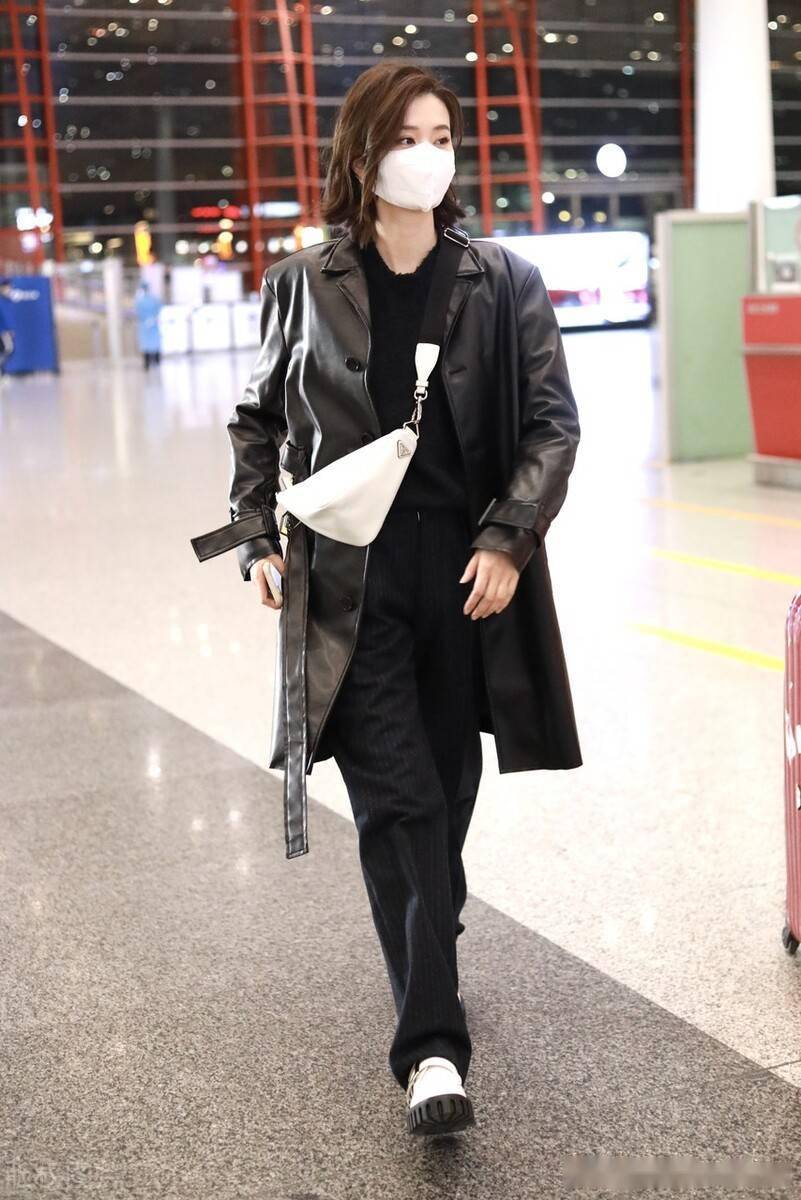 街拍乔欣身穿黑色长款皮衣搭休闲裤走路带风气场满满