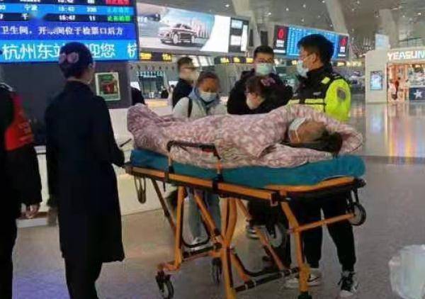 受疫情影响,高位截瘫患者滞留杭州 他们出手