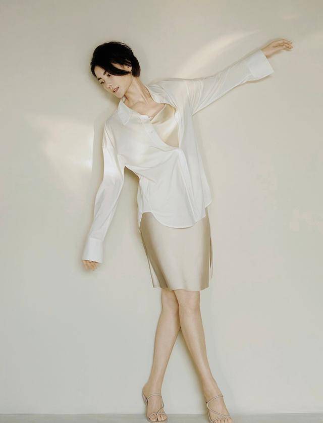 王菲怎么做到的,51岁还拍睡裙广告,搭件白衬衣性感优雅太迷人_衬衫_版