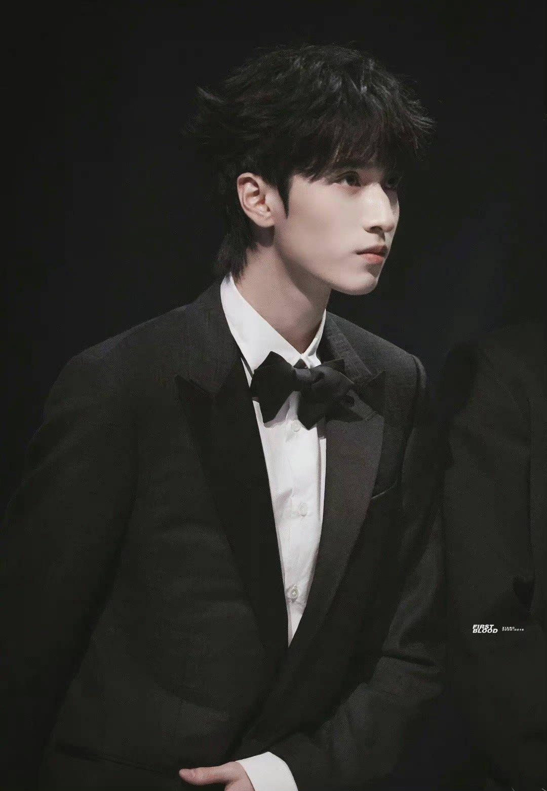 严浩翔返场自拍来了黑西装77领结造型太鲨了吧