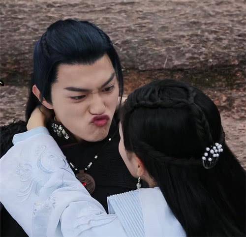 招摇终于知道白鹿为何爱笑场看看许凯就知道了没人能忍住