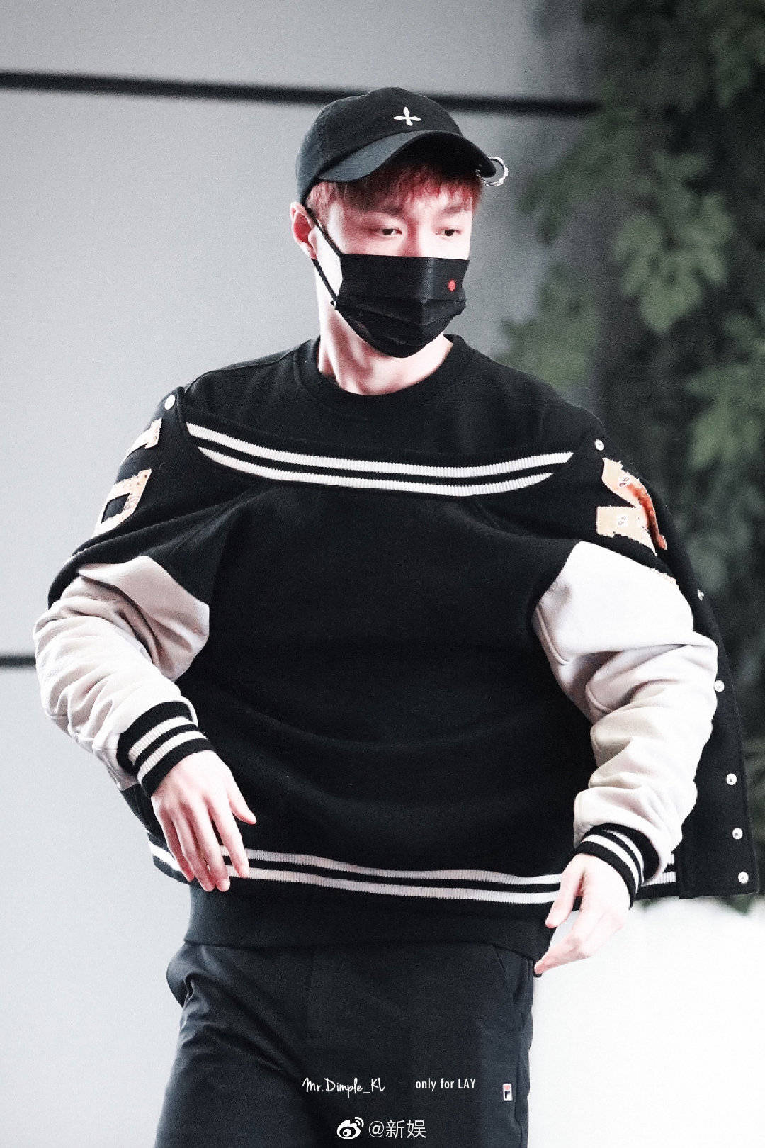 张艺兴1128机场图一身黑色的棒球服吊着个圆环的棒球帽