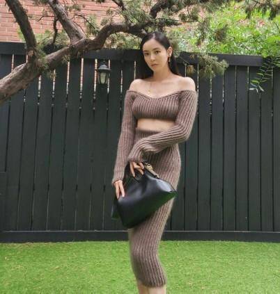 韩国女艺人李多喜sns发照秀身材