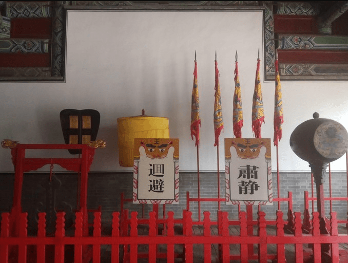 加上狴犴本身长得威风凛凛,于是乎,狴犴的形象就长居在官府衙门之中