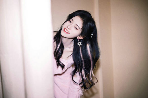 鞠婧祎穿粉色心形连衣短裙仙气十足俏皮露甜笑元气满满