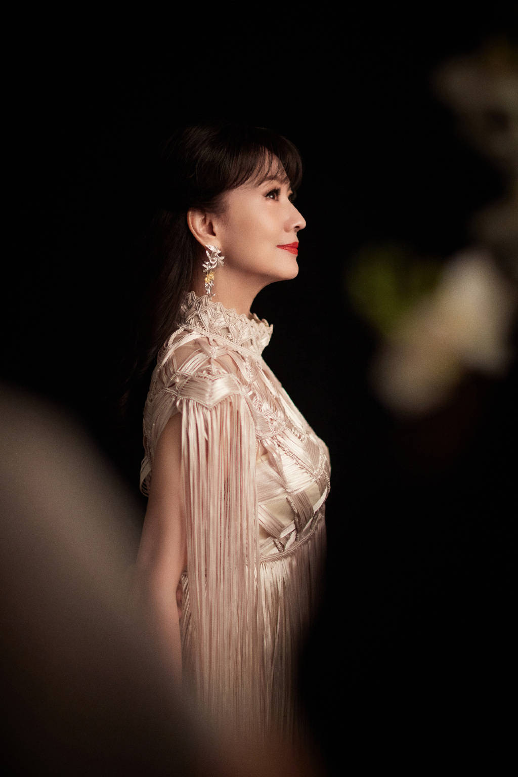 赵雅芝穿香槟色长裙端庄秀雅雪肤明丽如空谷幽兰