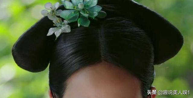 初入后宫的海兰是人微言轻的常在,梳着特别窄小的倒八字形旗头,所拥有