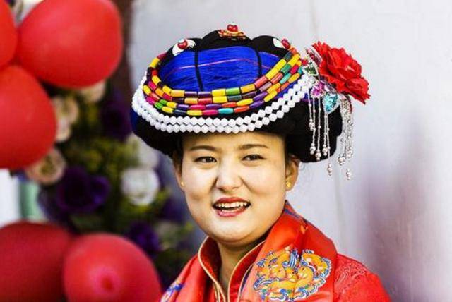 特别是扎马尾时就像是墙上多了个水龙头一样