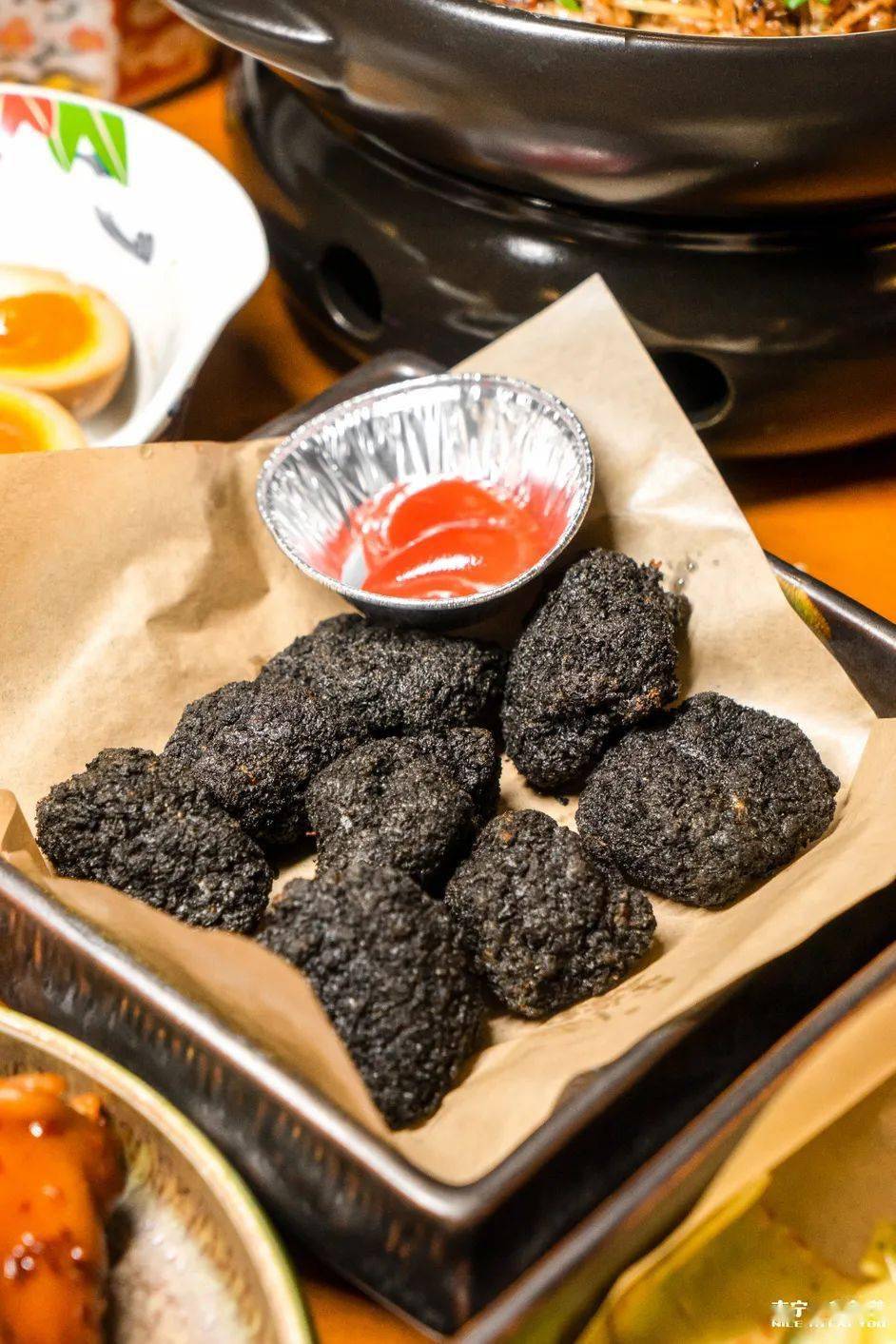 炸爆汁黑金鸡块诠释了什么叫"鸡不可貌相",黑麻麻的墨鱼汁是鸡块的