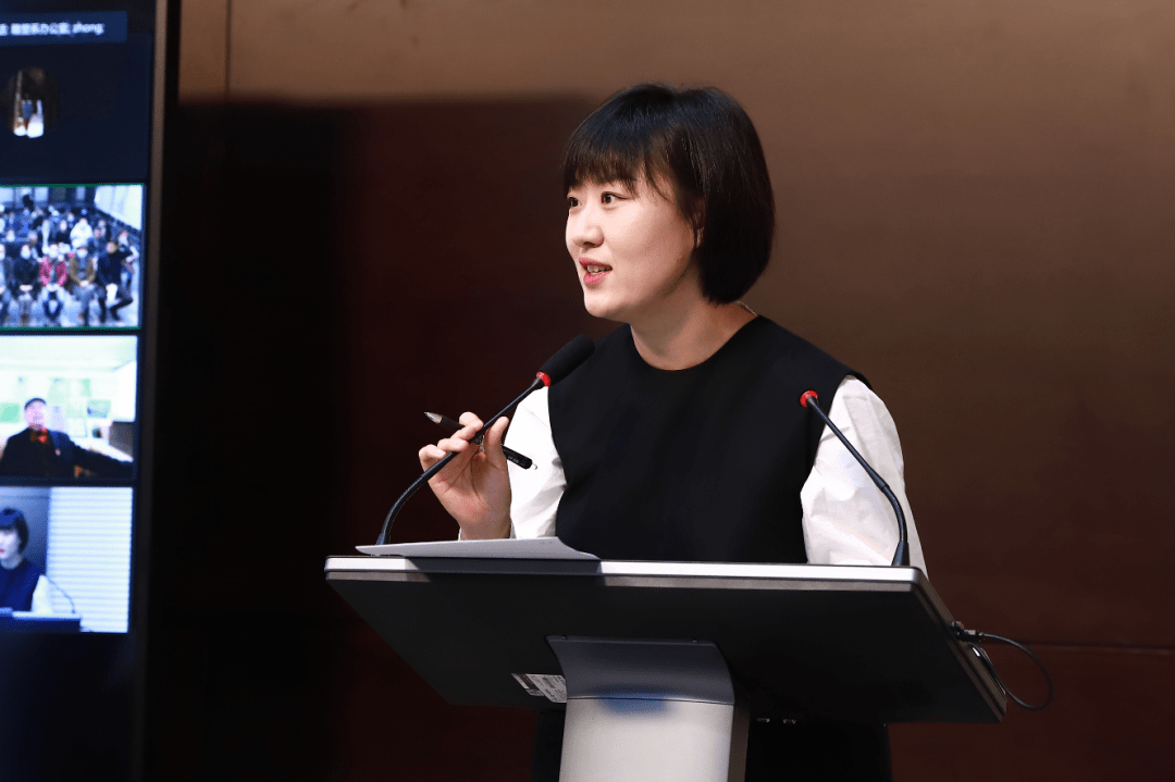 孙洁宣读获得"潘绍棠雕塑艺术奖学金优秀学生奖"同学的推介词"潘绍棠