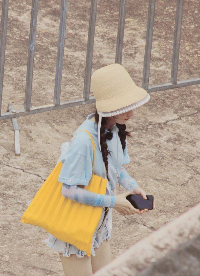 趙麗穎綜藝路透圖曝光藍色上衣搭配雙馬尾好少女秒回十八歲