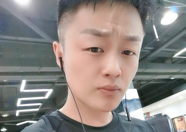 两个一米五的主播打拳击童子晒出6块腹肌照大锤谁输谁最矮