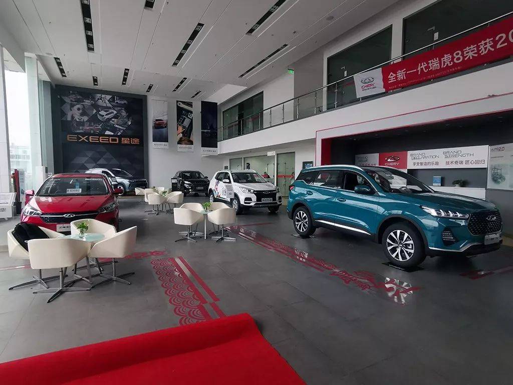 地面上的"exeed 星途"字样以及星途lx后面的背景墙,表明这块区域是
