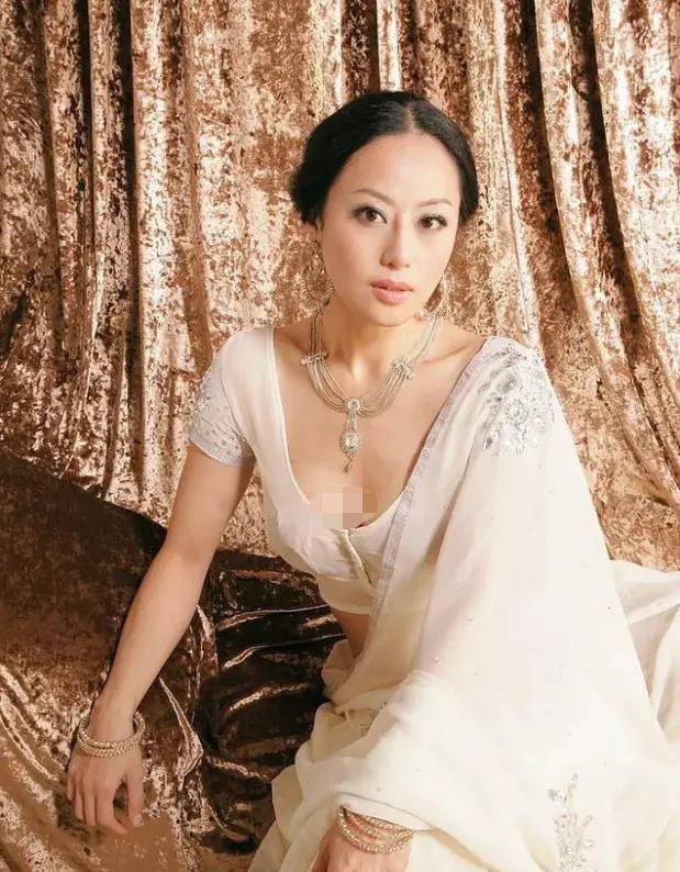 章小蕙的贵妇感浑然天成白色露腰裙加身一个眼神风情万种