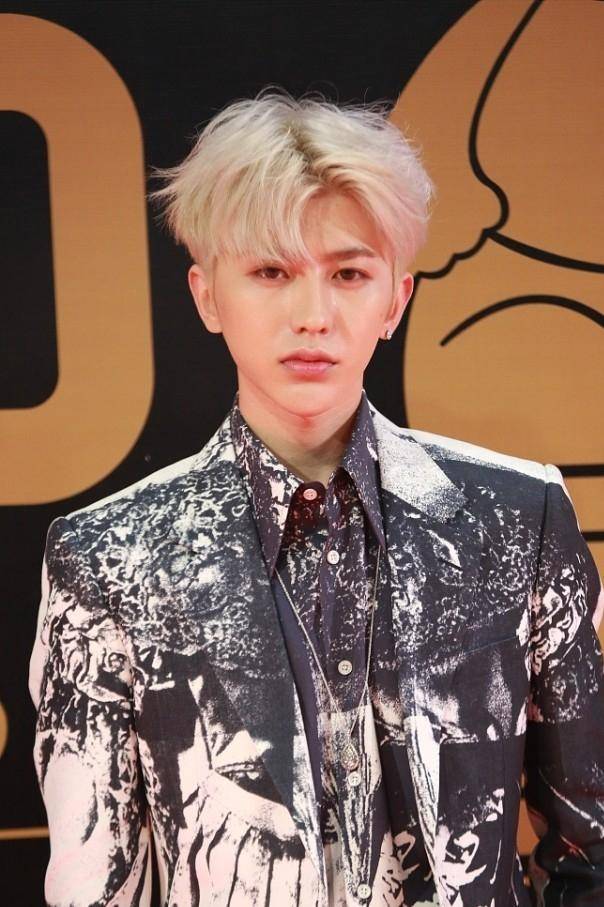 蔡徐坤不仅长相帅气,还有一种特殊的魅力,让人忍不住对他着迷_西装