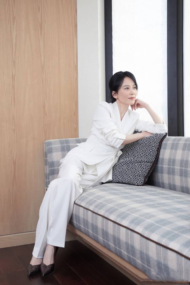 俞飞鸿真是"岁月不败美人"的典范,50岁的她,身姿曼妙衣品超赞_身材