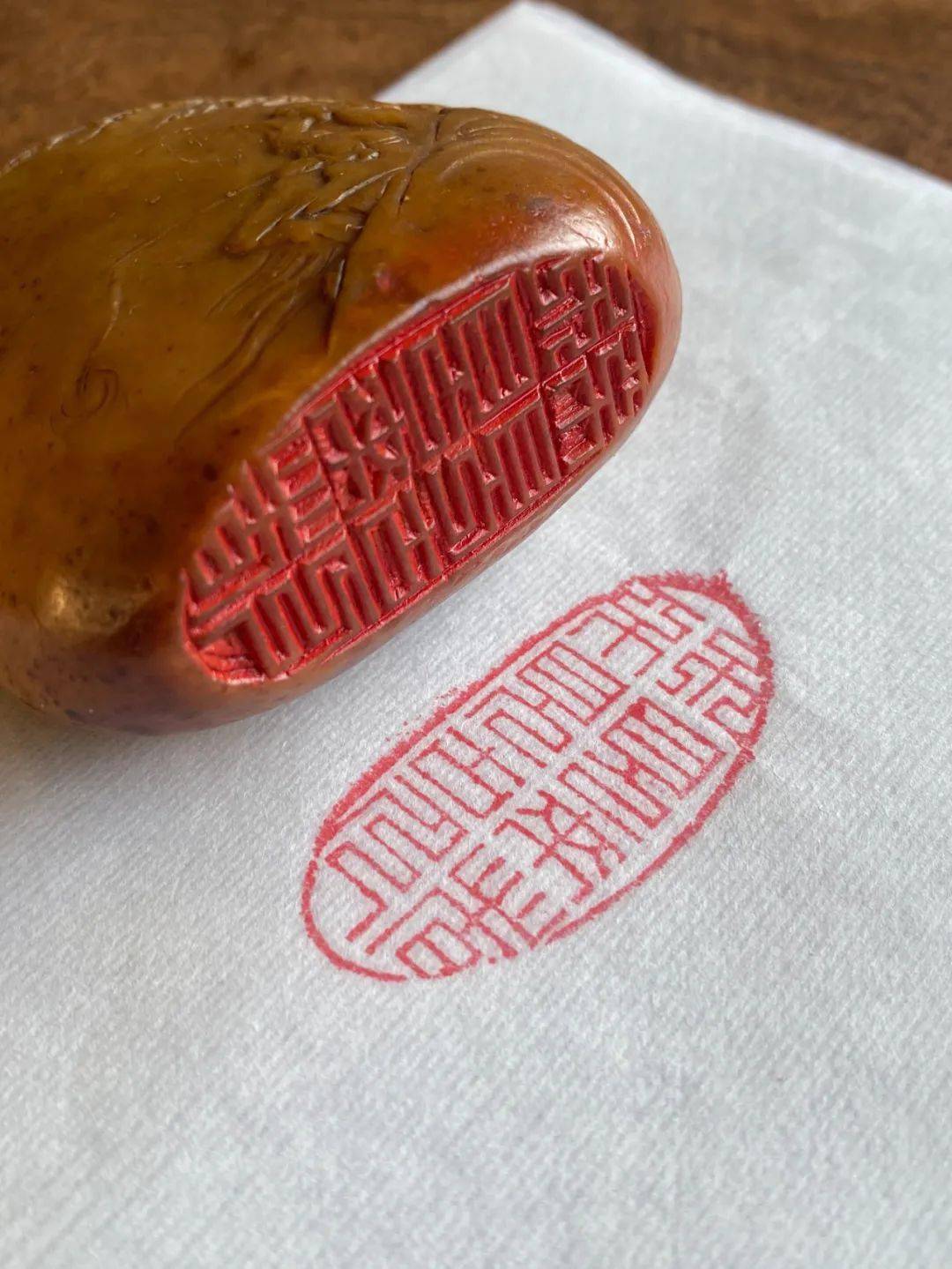 此寿山田黄雕薄意山水随形闲章边款"趙隺琴"所指的是近代篆刻名家赵