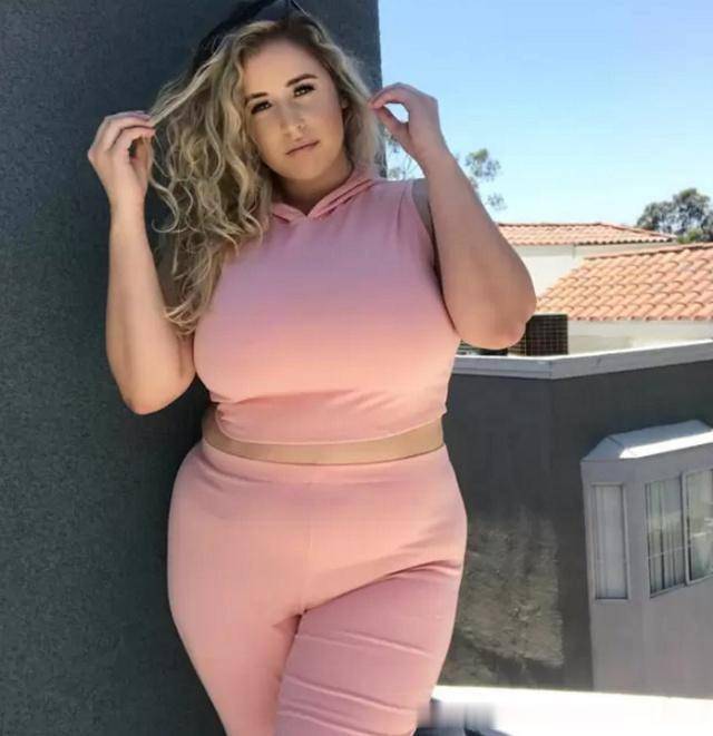 欧洲超级大码模特虽然体重180斤丰腴曲线但小腿纤细